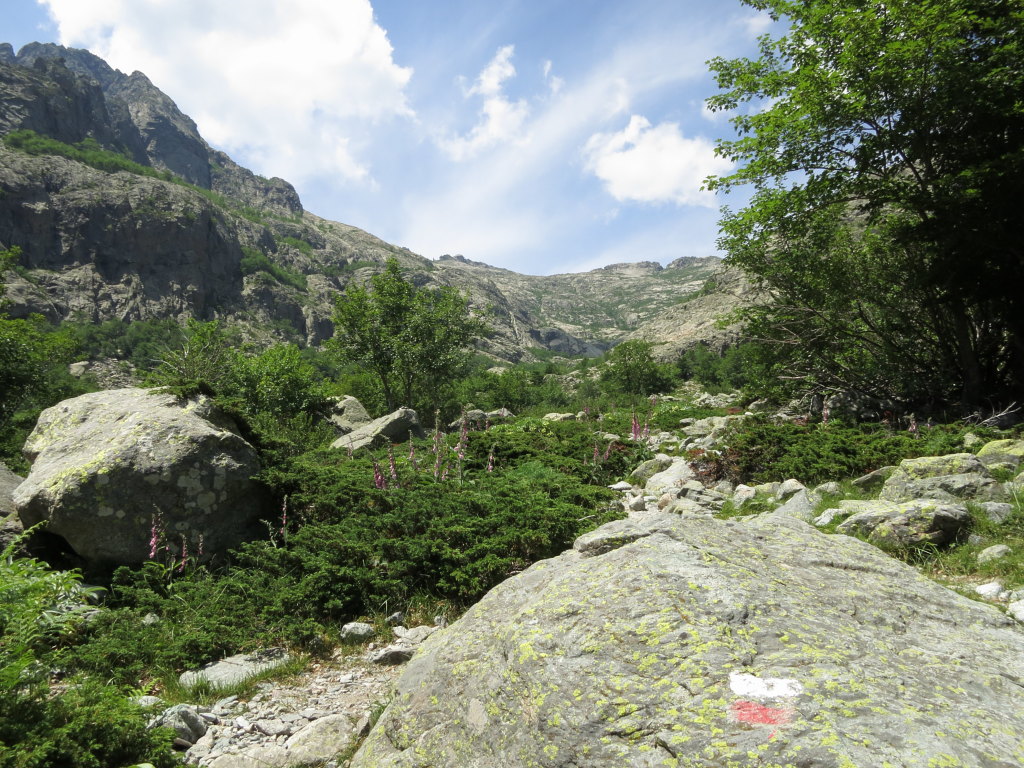 Or turn around and look at the landscape without any obstacle, just the steep, polished valley sides of granite. The red and white mark is the characteristic sign that shows the path of the GR20.