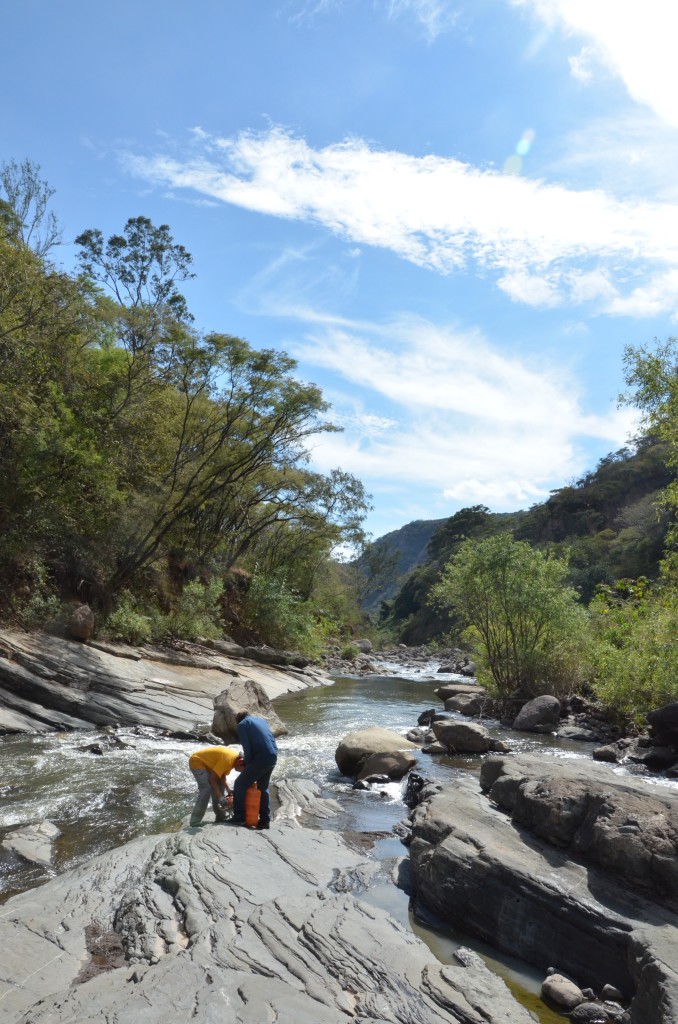Giovanny and Daniel, drilling sediments in a river (Michoacán)