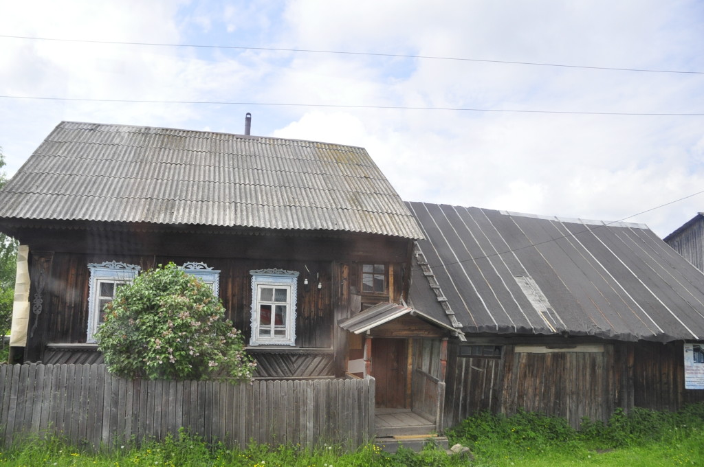 Brown tar walls and ornamented window sills: Houses in the Russian countryside all look the same.