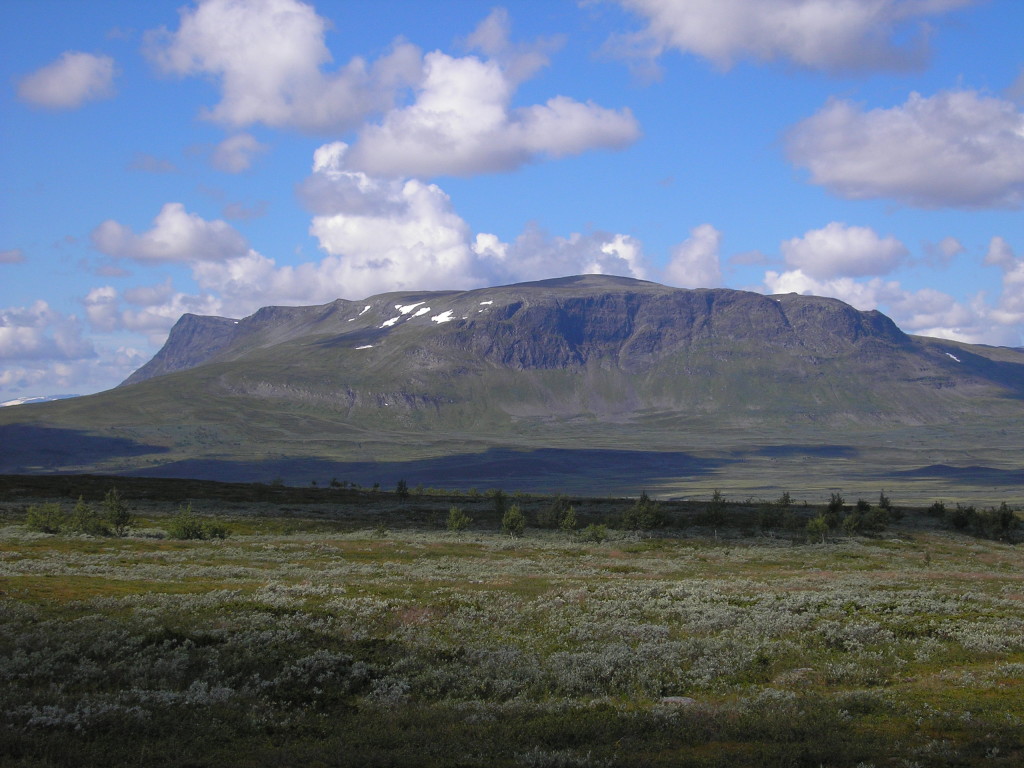 Fig. 3: E-facing scarp made of garnet-micaschists and amphibolites of the Seve nappe complex overlie metagreywackes of the Ammarnäs complex. View is to the W across the wetland of the Karsbäcken valley, which is a bird protection area. Mountain peaks are between 1250 to 1350 m above sea level.