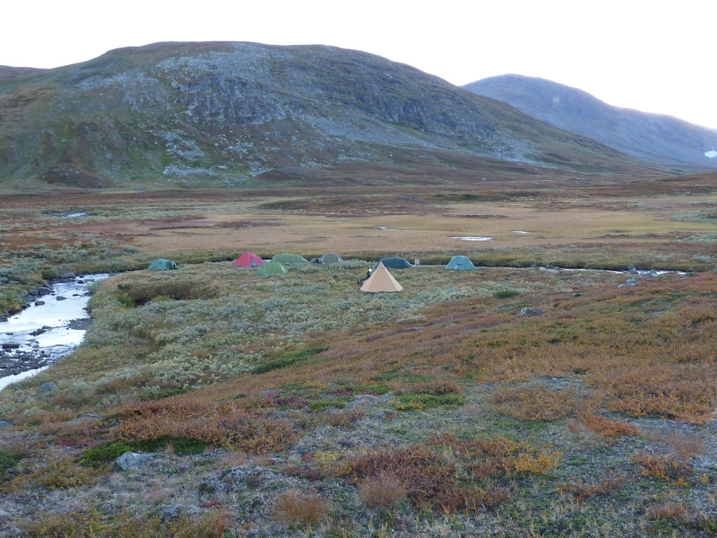 Fig. 7: Basecamp of a student´s mapping course in the mountains (Ammarfjäll). Valley floor is covered by moraine material, but locally exhibits exposures of meta-greywackes of the Ammarnäs complex. Valley flanks exhibit good exposures of the Seve nappe complex. View is to the WSW. Mountain top in the background is at ca. 1300 m above sea level.