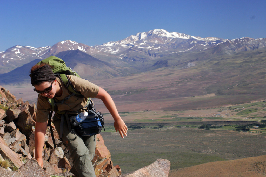 Photo 7: Derya on the way to the summit, with volcan Domuyo in the background. With a height of 4,709 m, it is the highest mountain in Patagonia and therefore often called the "Roof of Patagonia".