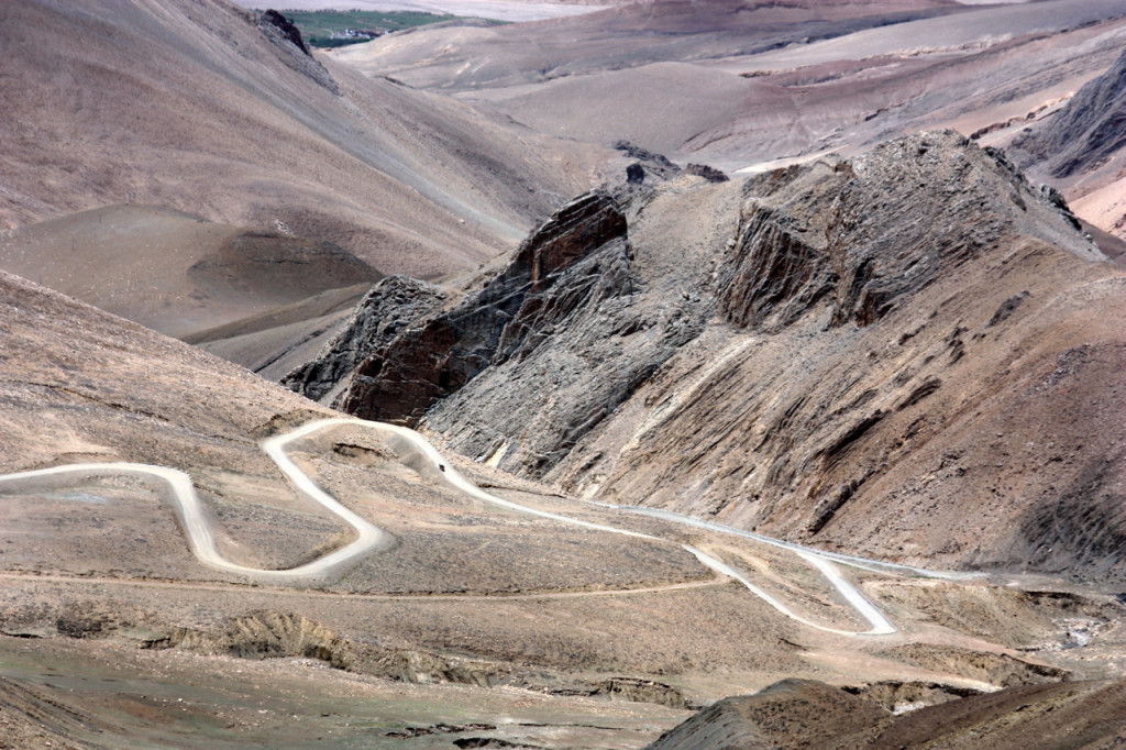 a pass in the Tethyan Himalaya on the way to Rongbuk Monastery. Photo captured by the author just north of Lao Tingri.