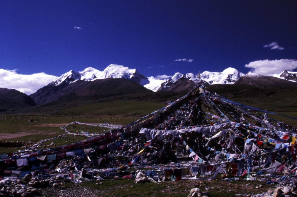 Prayer flags in Nyainqentanglha valley, southern Tibet. The peaks in teh Nyainqentanglha range reach over 6,000 meters elevation.