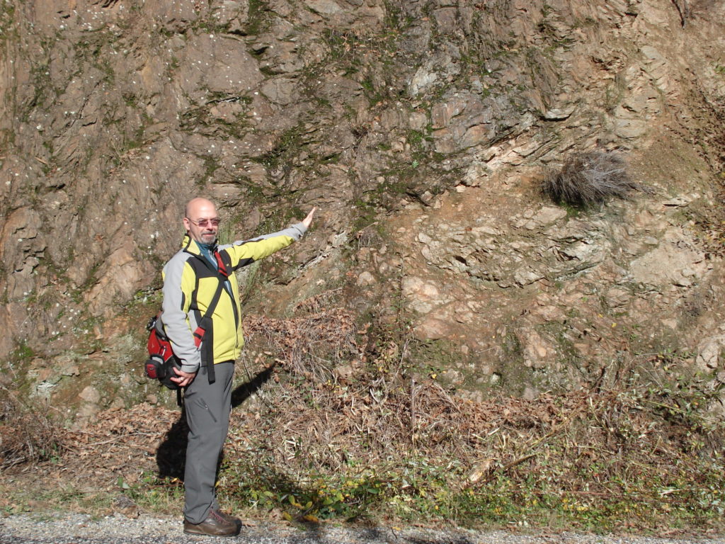 My first day of field work during my PhD. Stephen Johnston points out the unconformity between Kasimovian (~300 million years ago) and Ediacaran rocks (~600 Ma). There is as long between this two rocks as between the youngest and us. It was not rainy, after all.