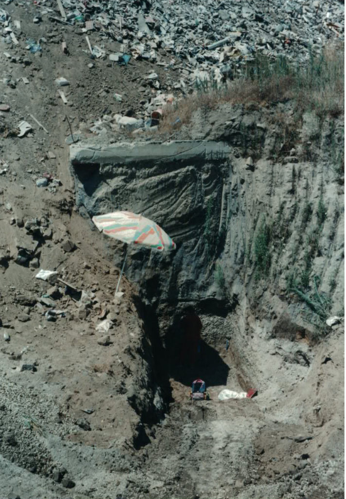 Usually I had to give up studying the basal fall deposit of the CI when the blanket was too thick. In this case the owner of a disused quarry removed, with a bulldozer, the accumulation of garbage (at the top in the picture) and the whole ignimbritic succession to bring to light (just for a day!) the basal fall deposit. He also settled a parasol to shelter from the intense sun.