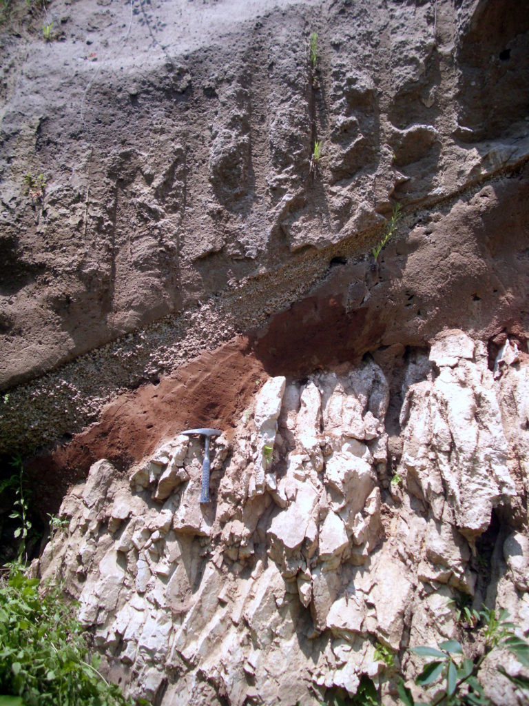 The Campanian lapilli fall deposit on the sedimentary rock of the Appennine Chain; its original thickness has been strongly eroded by the overlying Campanian Ignimbrite.