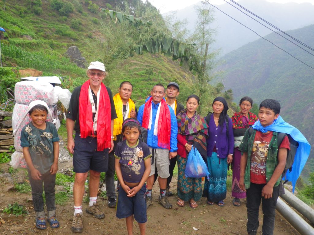 Mike Searle, Suka Ghale, 2 local lady teachers and Kashigaon Yarsa kids.