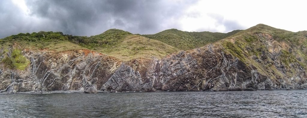  And sampling this variety of (grey) dikes cutting the (dark) basalts on our way back to the mainland, Punta Santa Elena