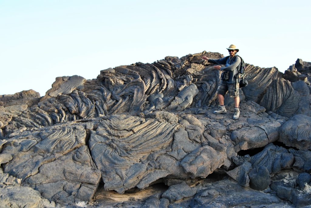 登尔塔阿雷火山途中，新鲜冷却的岩浆流动构造占据了整个玄武岩山坡。