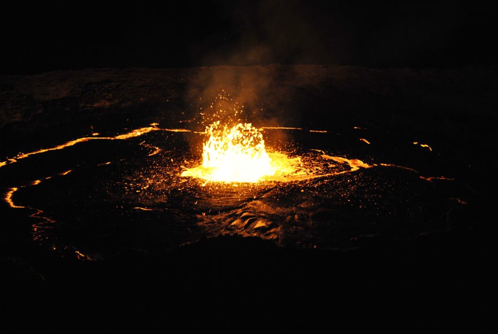 尔塔阿雷火山顶熔岩湖的常常有岩浆柱冲破湖面的结晶硬壳喷出。