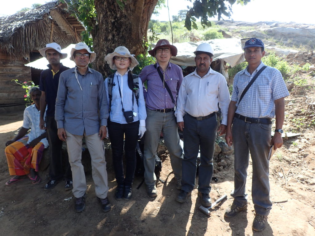 斯里兰卡野外小分队（从左到右依次为：带我们进森林找露头的当地老人，Dharma，Santosh教授，我，Tsunogae教授, 热情的矿区工作人员和Sanjeewa博士）